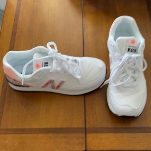 New balance tennis shoes